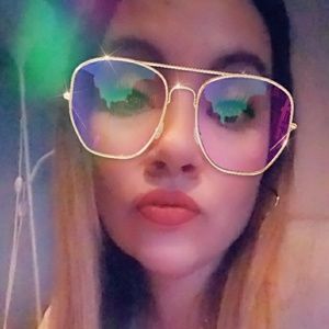 Meet your Posher, Lea